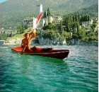 Kanu auf dem Gardasee vor der Burg von Malcesine